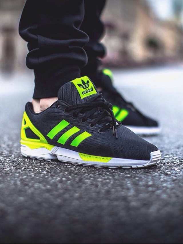 Tênis Adidas no asfalto