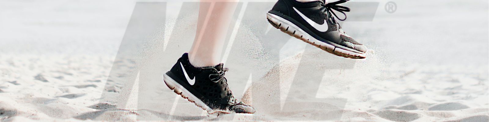 Tênis Nike feminino na praia