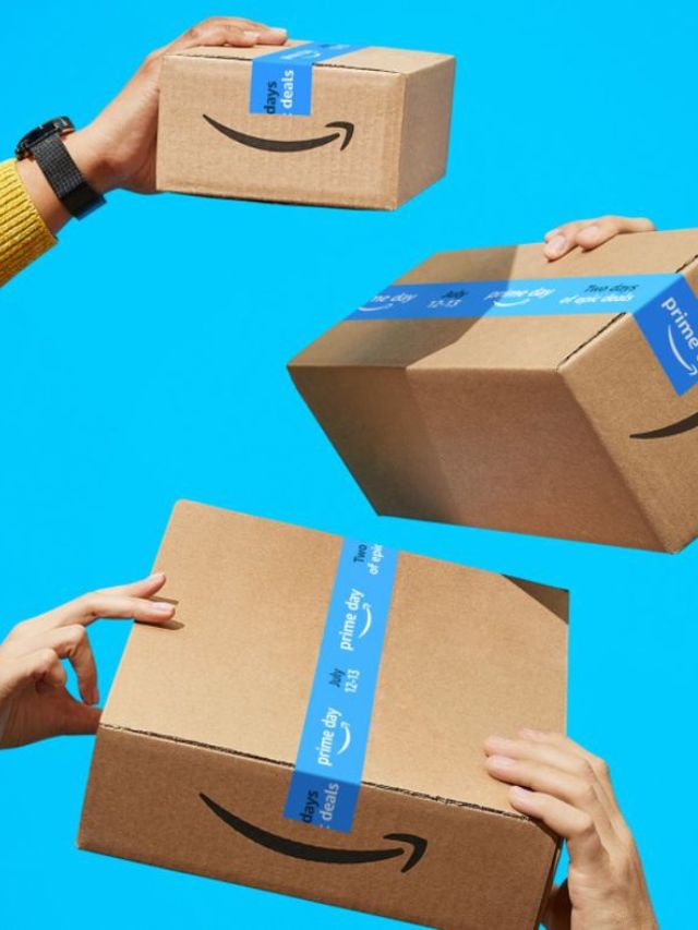 Várias pessoas segurando encomendas Amazon
