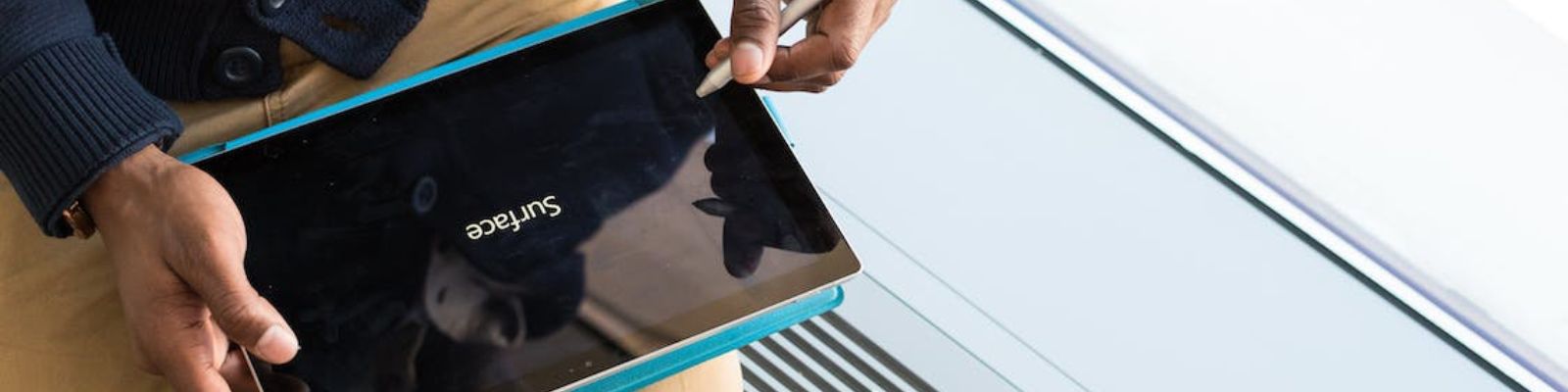 Homem mexendo em tablet na rua