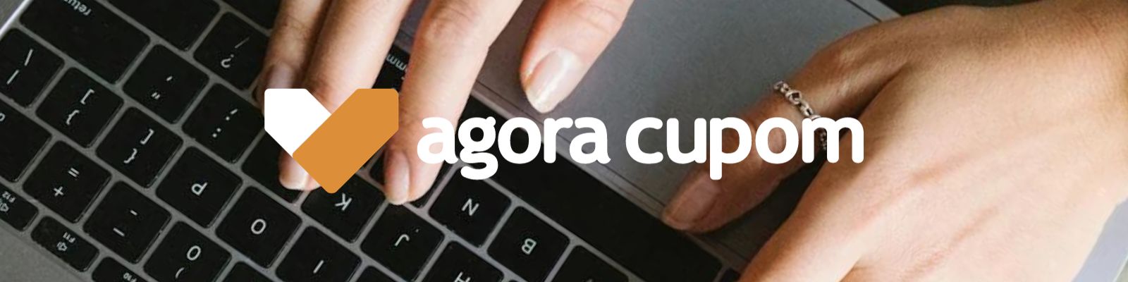 Pessoa digitando em teclado com logo Agora Cupom