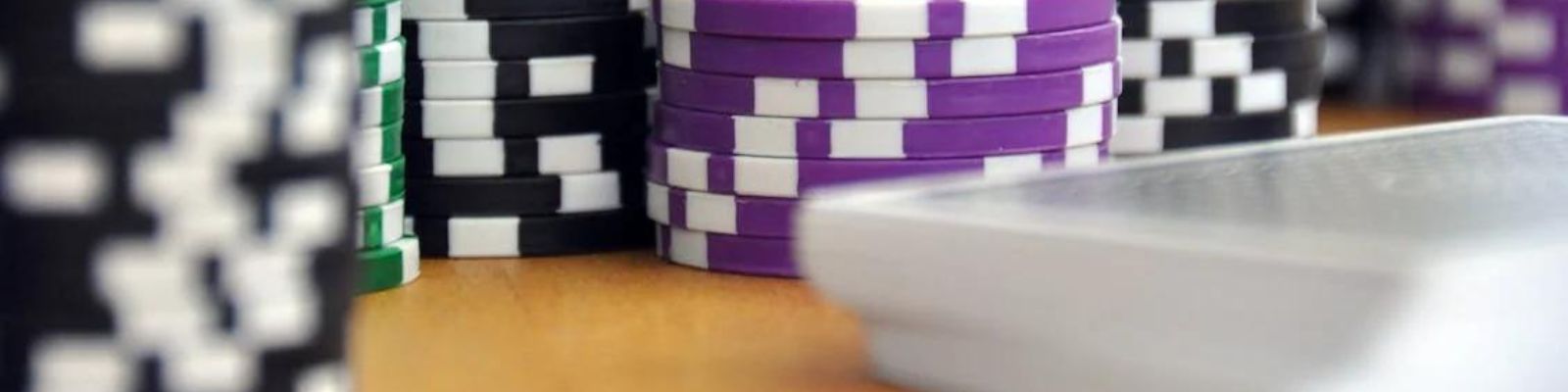 Mesa de apostas com fichas e cartas