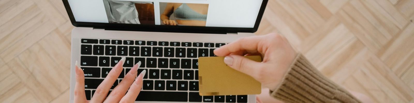 Pessoas comprando online