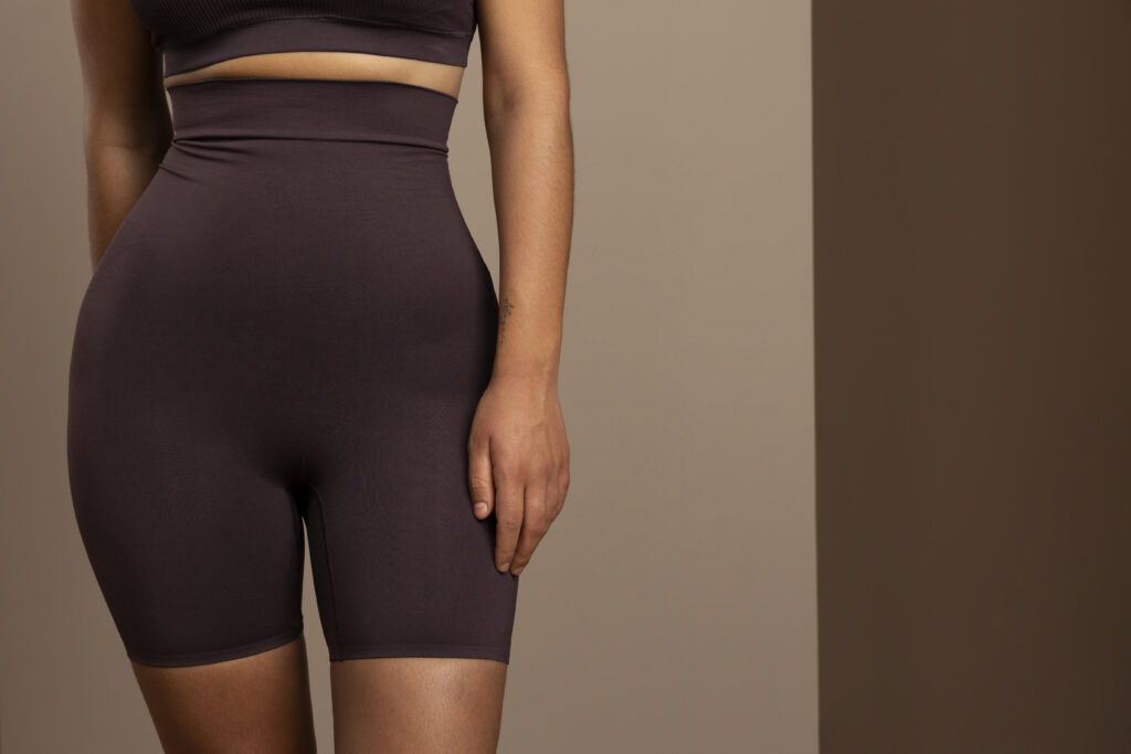 Mulher com shorts marrom