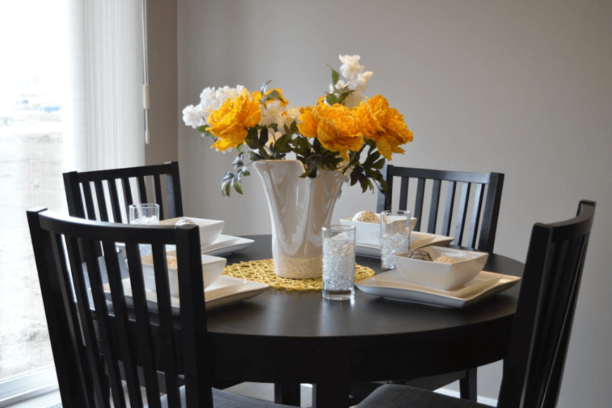 mesa de jantar decorada com flores.