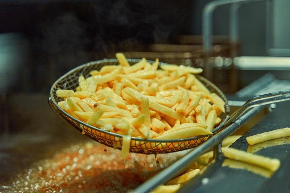 Imagem de batata frita saindo da fritadeira