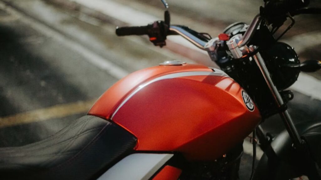 moto vermelha estacionada