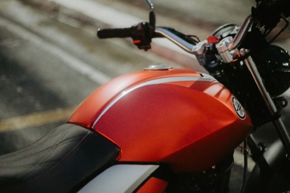 moto vermelha estacionada