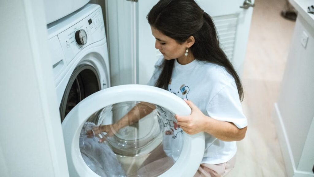 mulher lavando roupa
