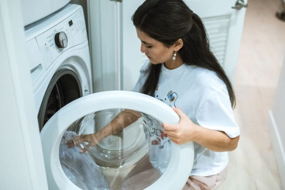 mulher lavando roupa