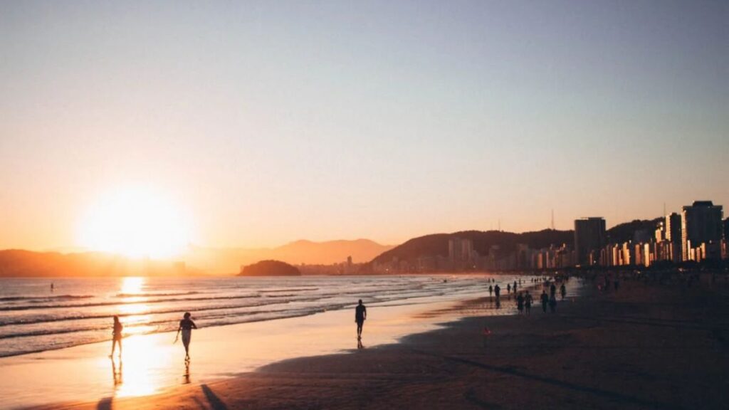 Praia no nascer do sol