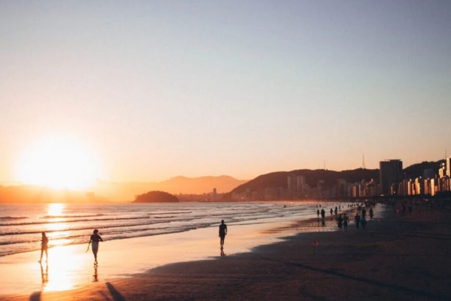 Praia no nascer do sol